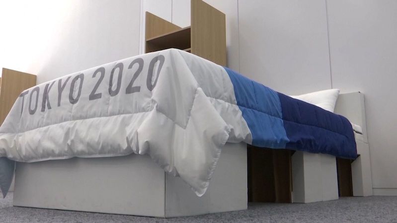 V čem budou spát sportovci na olympiádě v Tokiu? V postelích z lepenky